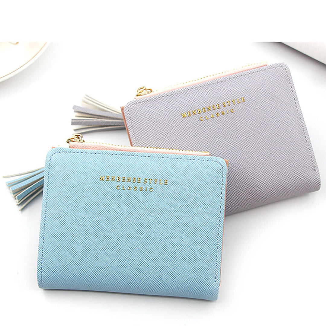 Zwei Mini-Kartenetuis aus Leder, blau und grau, mit Quasten, stilvoll und kompakt.