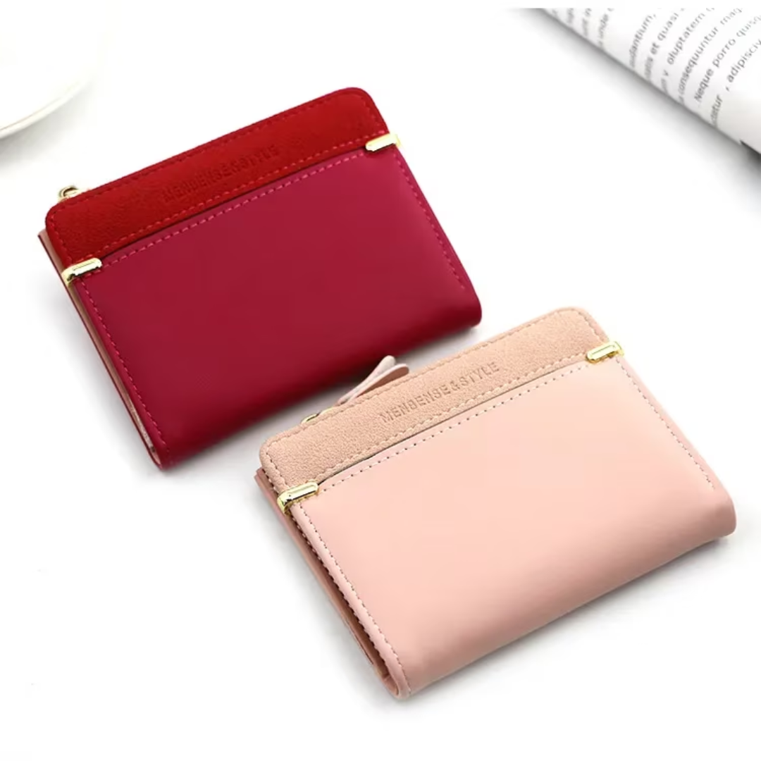 Zwei Mini-Kartenetuis aus Leder, rot und rosa, mit Reißverschluss, auf weißem Hintergrund.