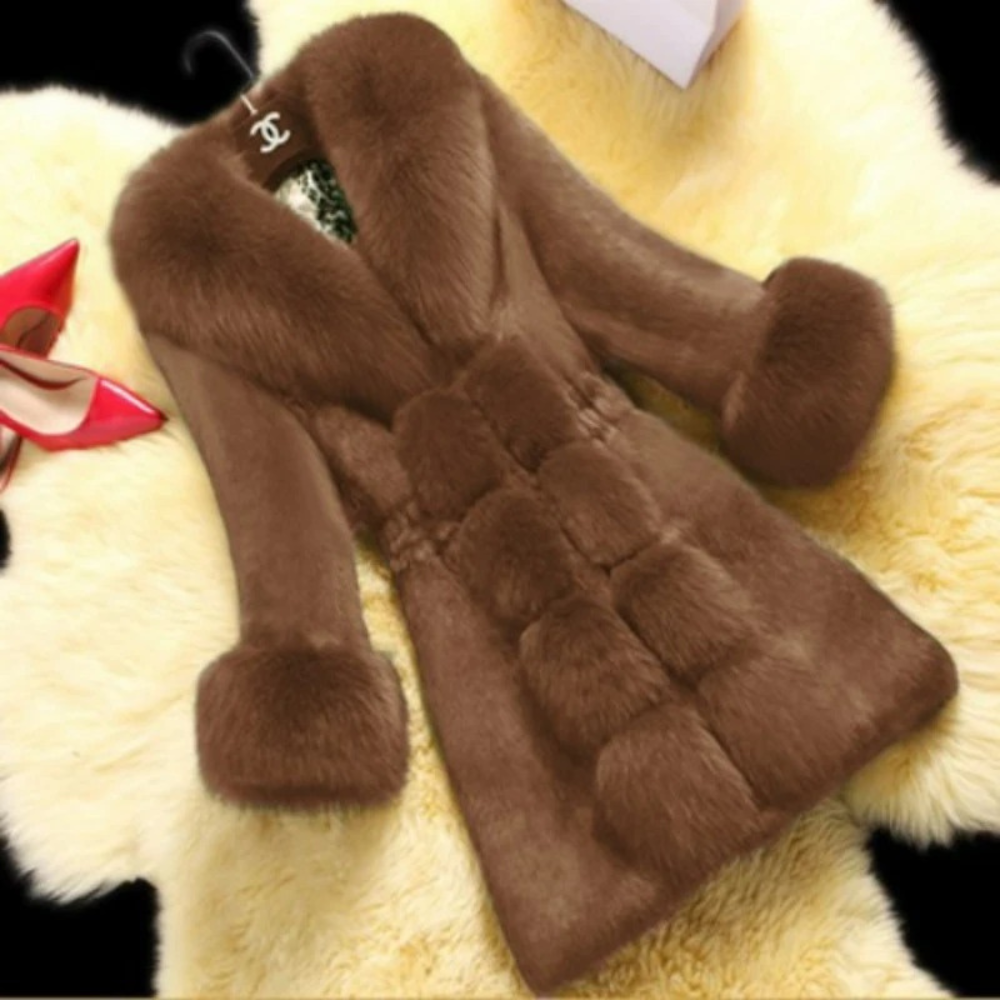 Brauner Pelzmantel, luxuriös, flauschig, Damenmode, Winterbekleidung, elegant, stilvoll.
