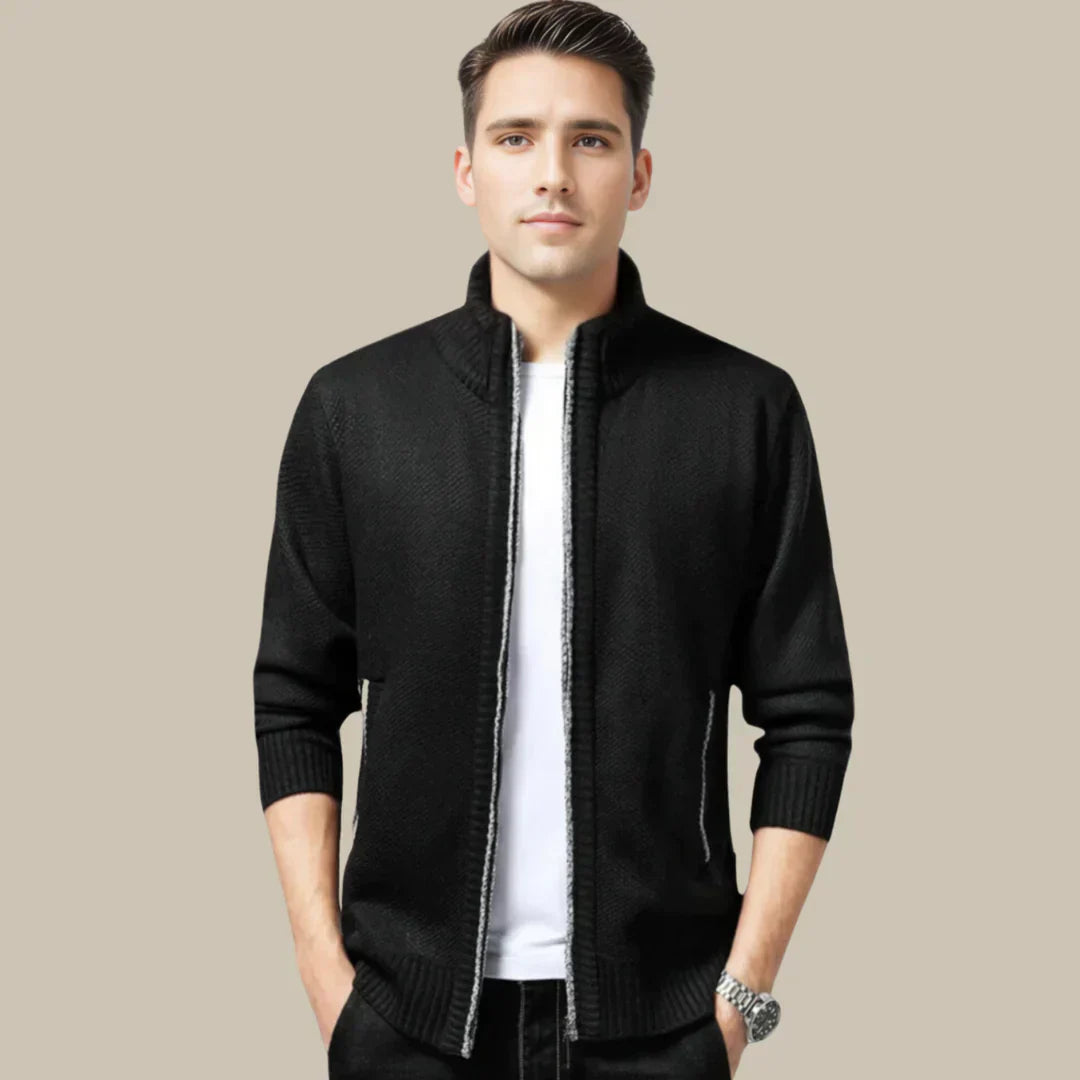 Mann in schwarzer Strickjacke, weißes T-Shirt, modische Herrenbekleidung, Freizeitlook.