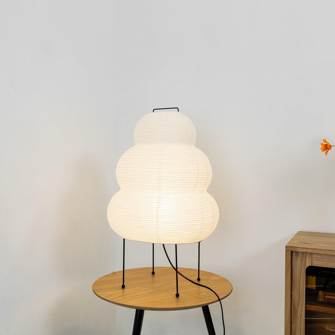 Weiße Papierlampe auf Holztisch, modernes Design, Wohnzimmerbeleuchtung, minimalistisch.