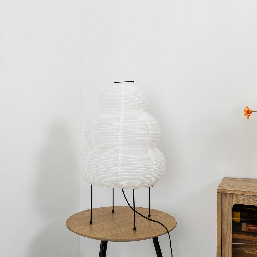 Weiße Papierlampe auf Holztisch, modernes Design, Wohnzimmerdekoration, minimalistisch.