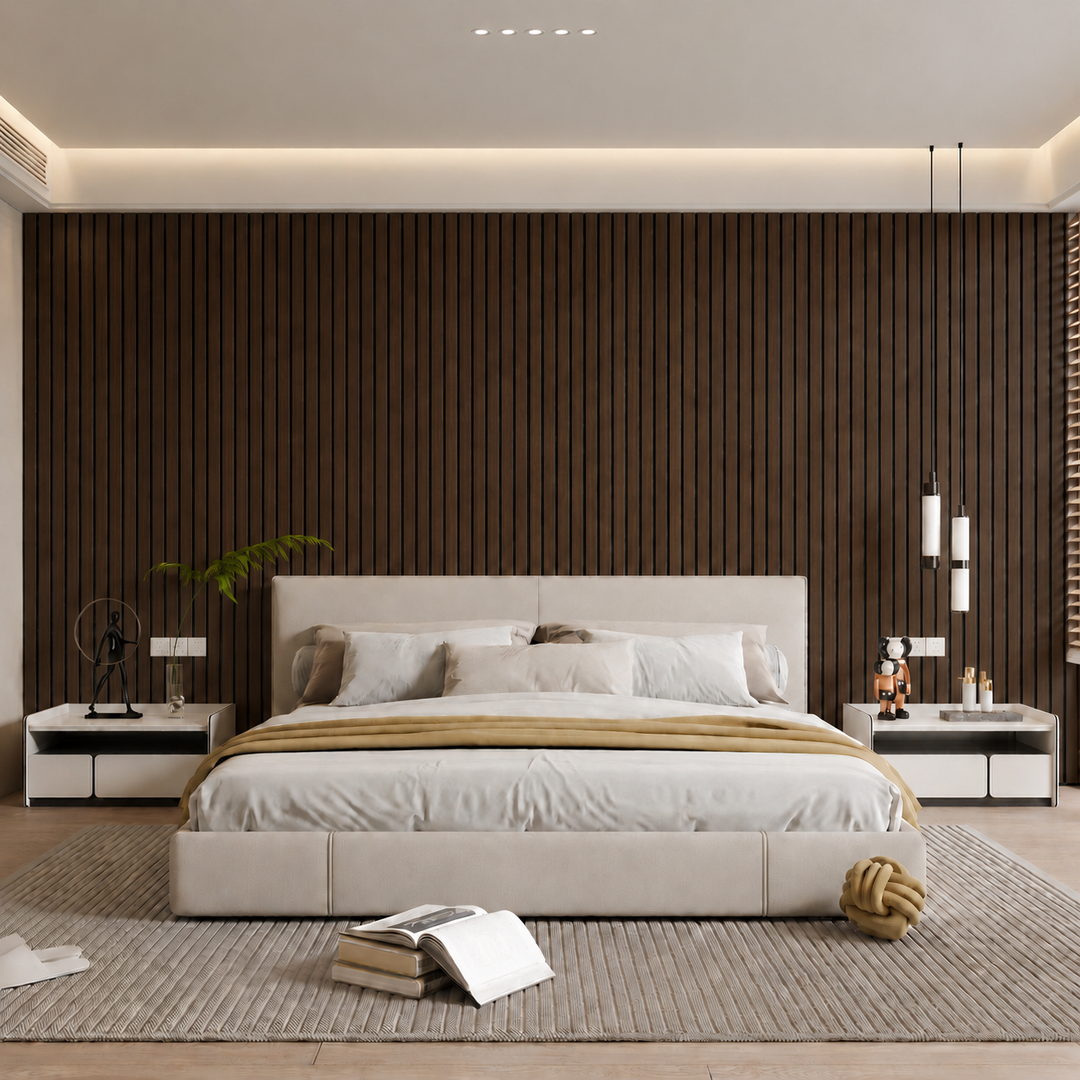 Ložnice s tmavě hnědou lamelovou stěnou za postelí, nočními stolky a lampami 29