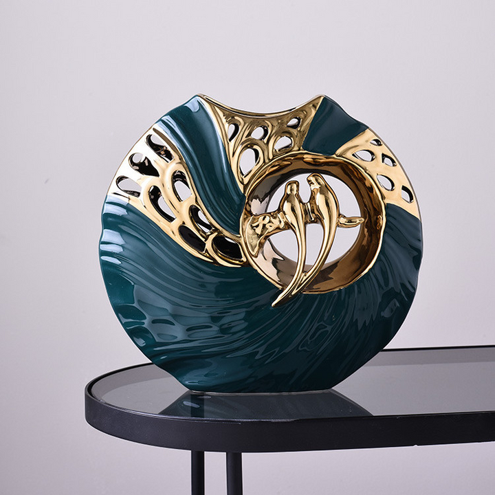 Grüne und goldene Keramik-Vogel-Skulptur, dekorative Tischdekoration, modernes Design.