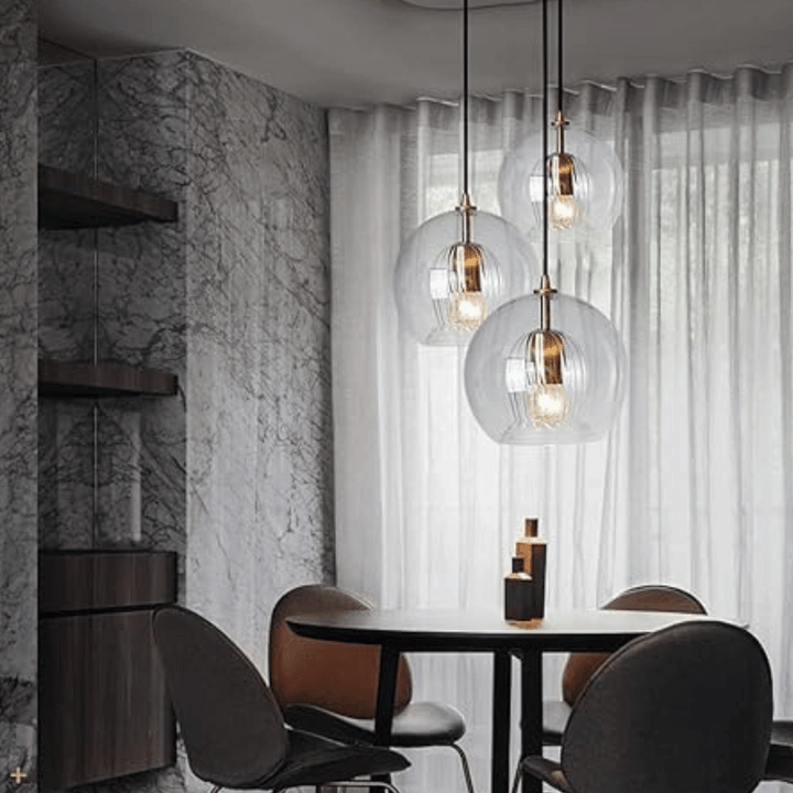 Moderne Esszimmerbeleuchtung, Glaspendelleuchten, runder Tisch, elegante Inneneinrichtung.