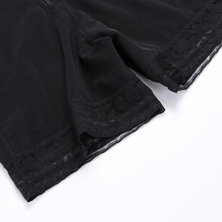 Schwarze Damen-Shorts mit Spitzenbesatz, weiches Material, bequem, modisch.
