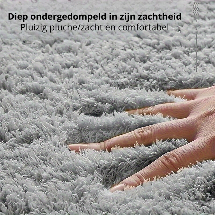 Hand auf grauem, flauschigem Teppich, weich und komfortabel, Nahaufnahme.