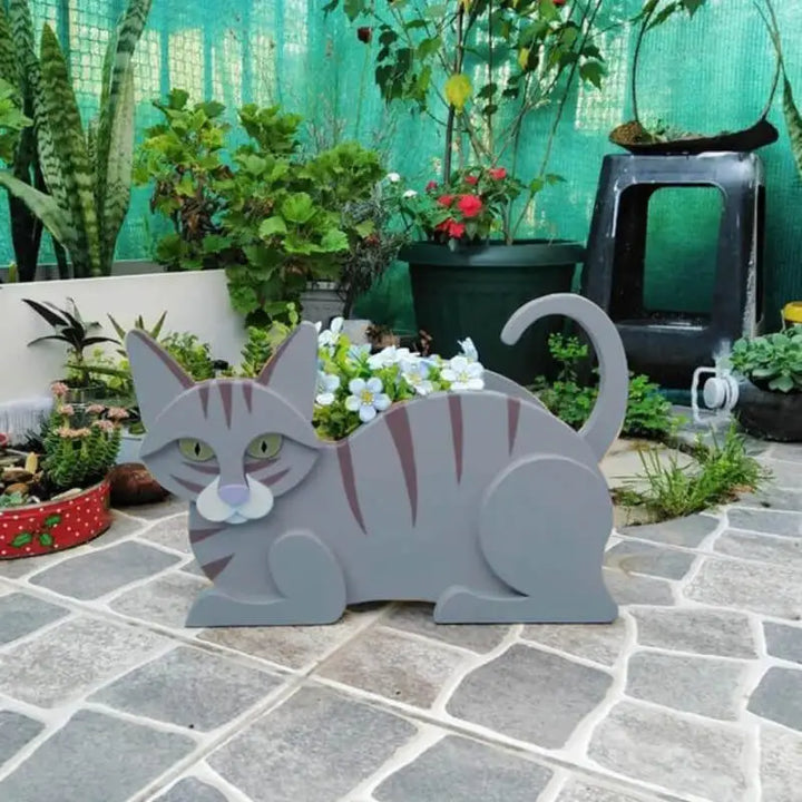 Graue katzenförmige Pflanzgefäß aus Holz im Garten, dekorative Tierblumentopf.
