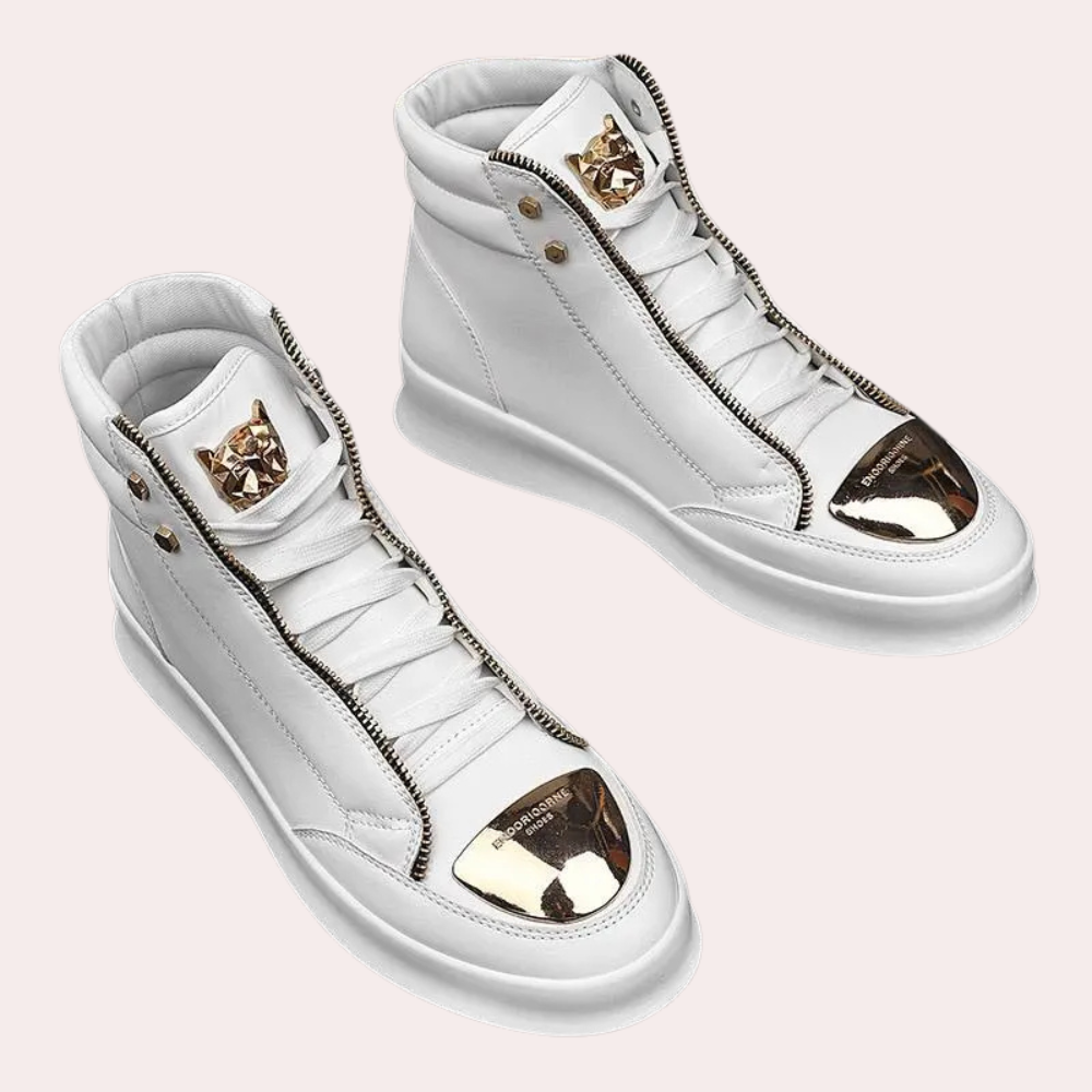Weiße High-Top-Sneaker mit goldenen Details, Leder, modisch, Unisex, luxuriöses Design.