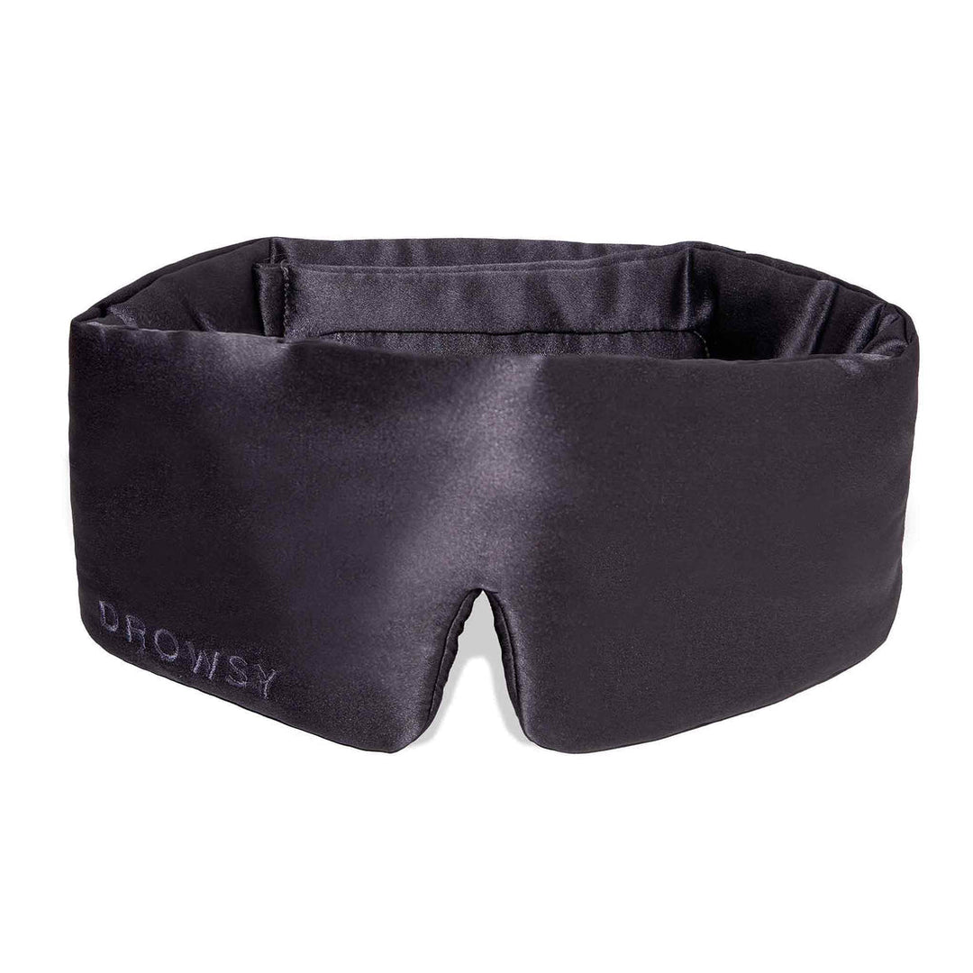 Schwarze Seidenschlafmaske, Drowsy, aus Maulbeerseide, auf weißem Hintergrund.
