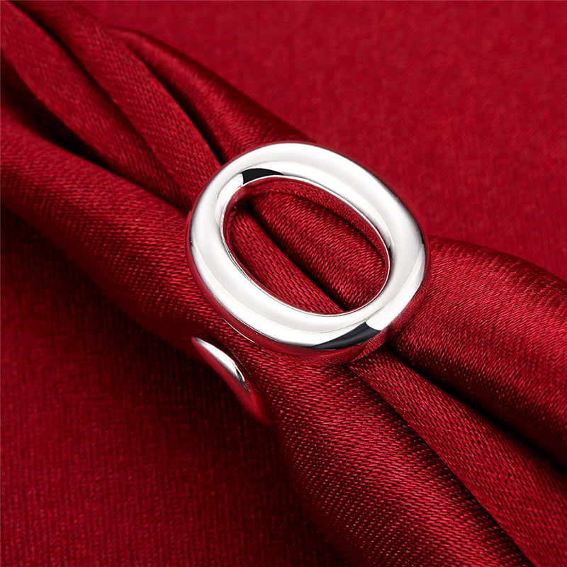 Silberner verstellbarer 925 Sterling Silber Ring auf rotem Stoff, eleganter Schmuck für Damen.