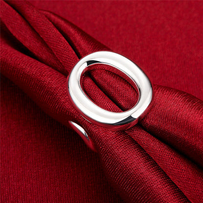Silberner verstellbarer 925 Sterling Silber Ring auf rotem Stoff, eleganter Schmuck für Damen.