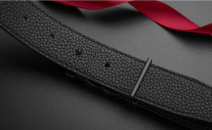 Schwarzer Ledergürtel mit luxuriöser Schnalle, Nahaufnahme, elegante Modeaccessoires.