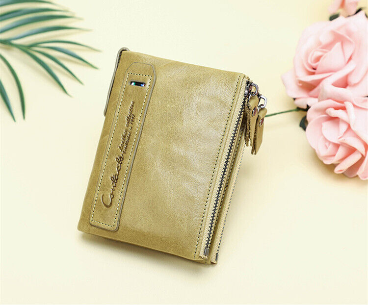 Kleine grüne Geldbörse mit Doppelreißverschluss, Leder, Damenaccessoire, elegant und praktisch.