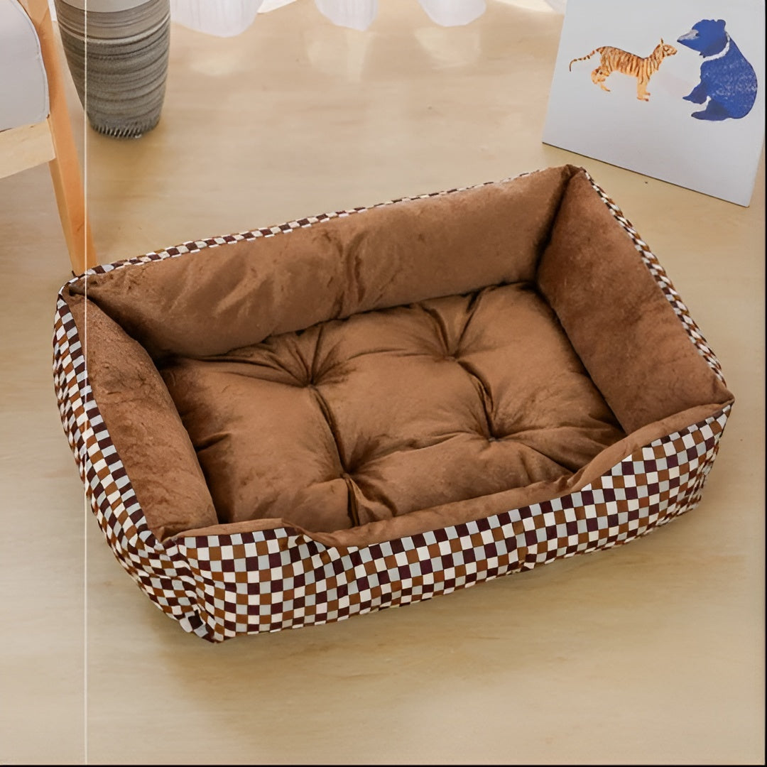 Braunes, kariertes Plüsch-Haustierbett, weich und luxuriös, ideal für Hunde und Katzen.