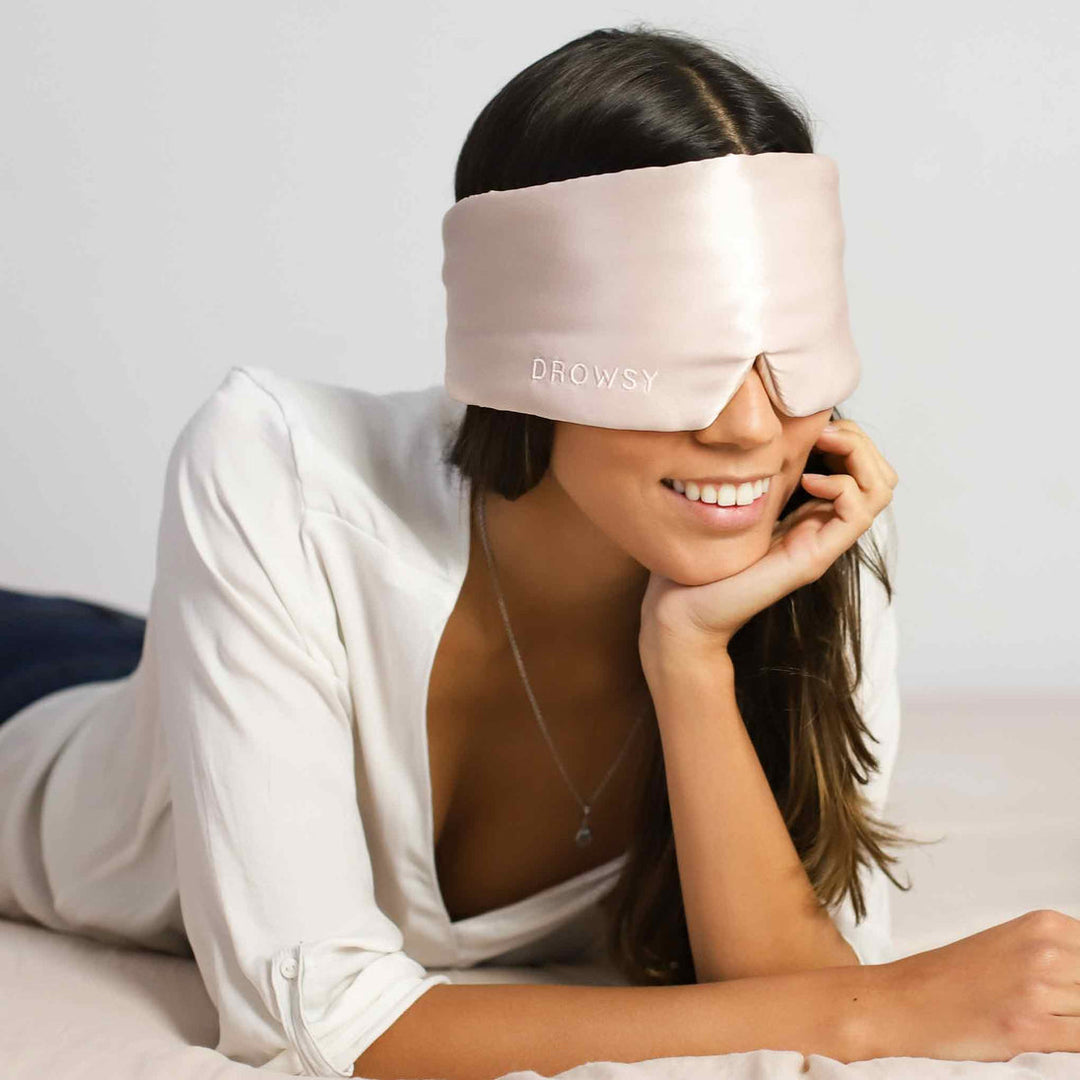 Frau trägt rosa Seiden-Schlafmaske, Drowsy, bequem, luxuriös, Entspannung, Schlafhilfe.