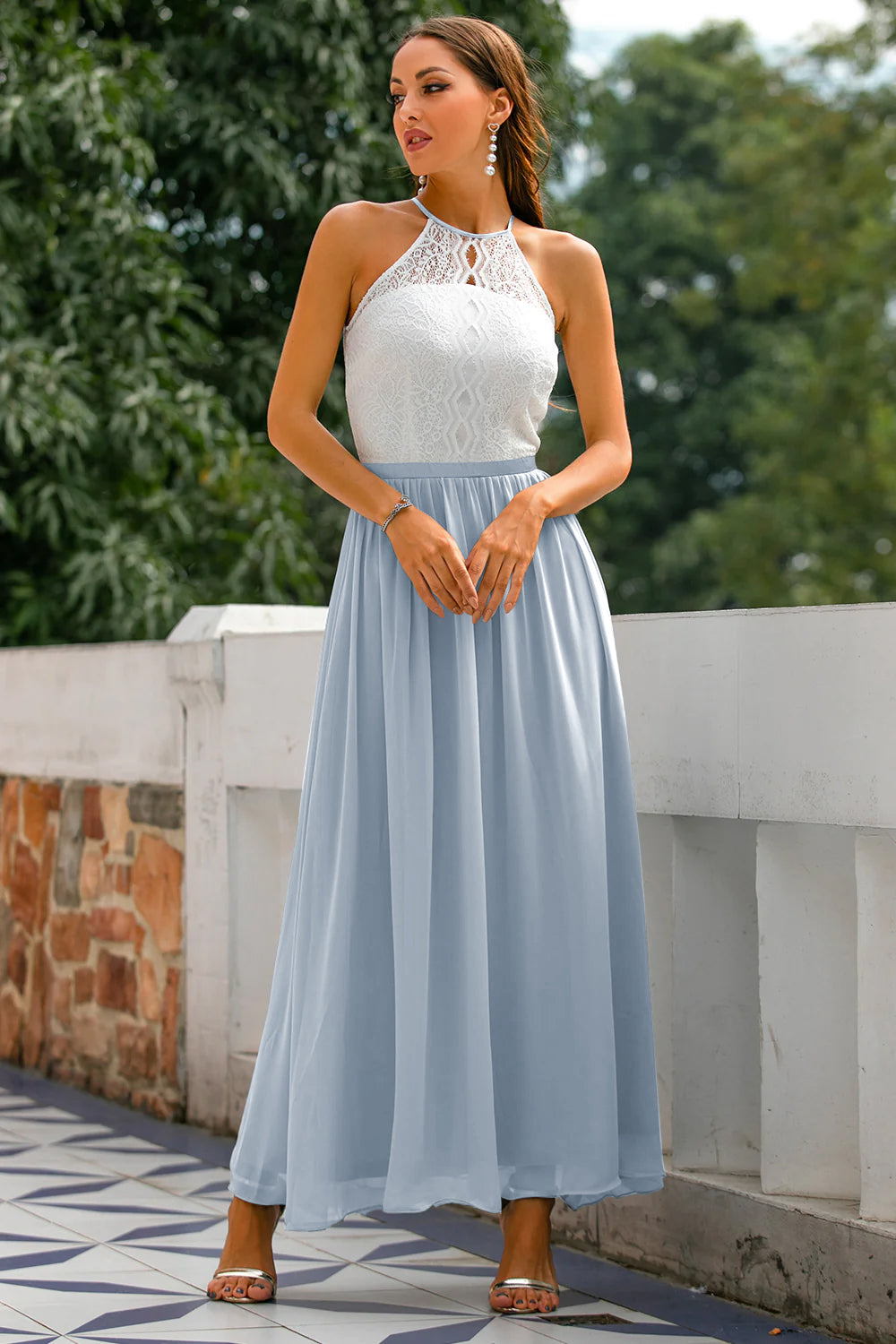 Frau in weißem Spitzenoberteil und blauer Maxirock, Sommermode, elegantes Outfit, draußen.
