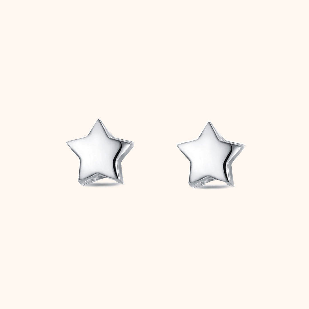 Silberne Stern-Ohrringe, glänzend, minimalistisch, Schmuck für Damen, modisch, elegant.