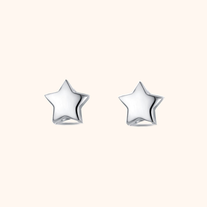 Silberne Stern-Ohrringe, glänzend, minimalistisch, Schmuck für Damen, modisch, elegant.