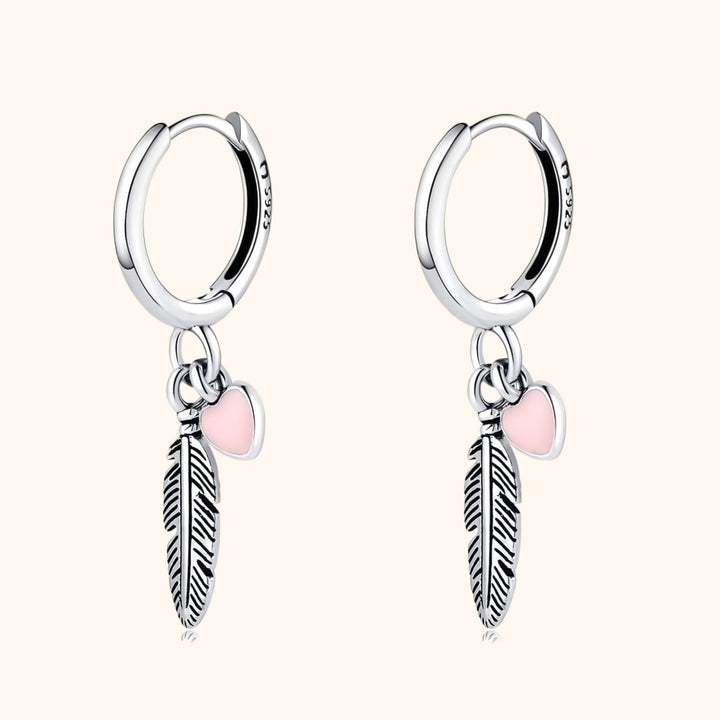 Silberne Creolen mit Feder- und Herzanhänger, Damen Ohrringe, modischer Schmuck.