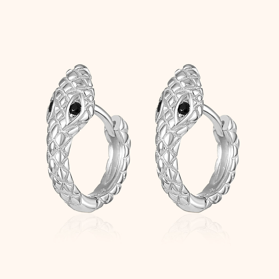 Silberne Schlangen-Ohrringe mit schwarzen Steinen, elegantes Schmuckdesign, modische Accessoires.