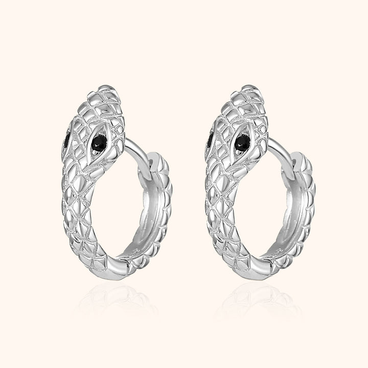 Silberne Schlangen-Ohrringe mit schwarzen Steinen, elegantes Schmuckdesign, modische Accessoires.
