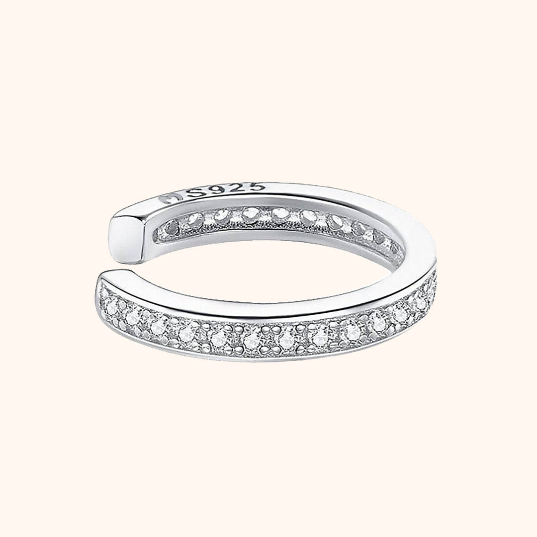 Silberner 925er Ohrclip mit Zirkonia-Steinen, elegantes Schmuckstück, modisches Accessoire.