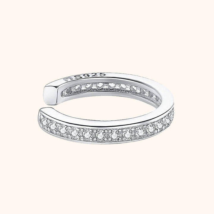 Silberner 925er Ohrclip mit Zirkonia-Steinen, elegantes Schmuckstück, modisches Accessoire.