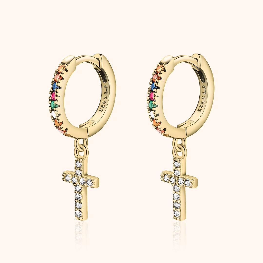 Goldene Creolen mit bunten Steinen und Kreuzanhängern, Damenohrringe, modischer Schmuck.