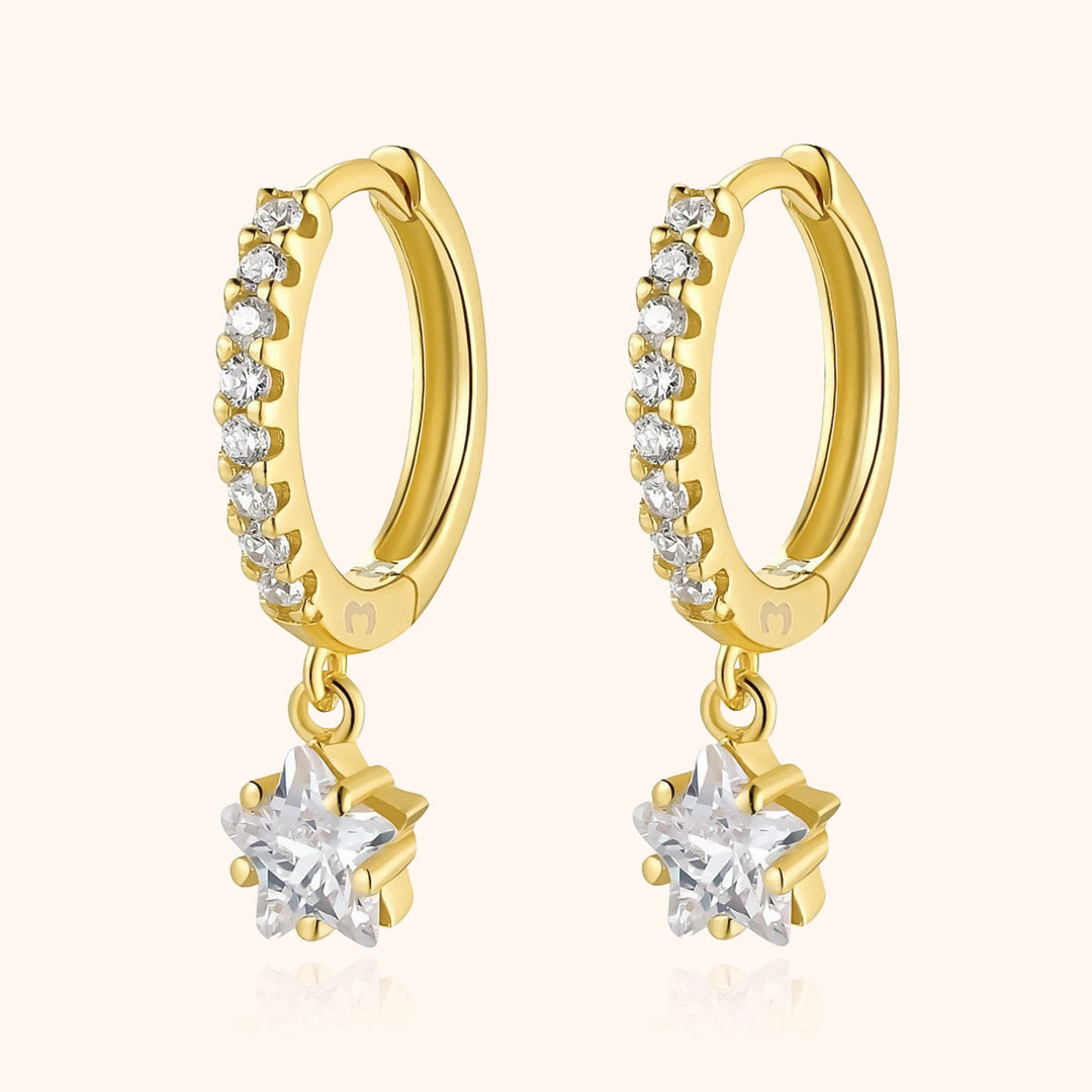 Goldene Creolen mit Zirkonia-Sternanhänger, funkelnde Ohrringe, eleganter Schmuck.