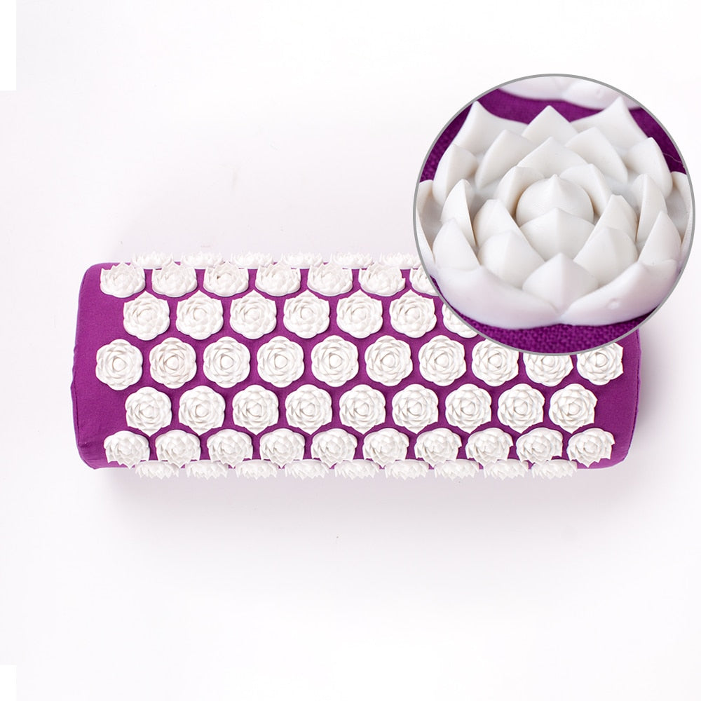 Lila Akupressurmatte mit weißen Lotusblüten, Entspannung, Schmerzlinderung, Massagegerät.