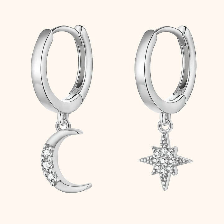 Silberne Creolen mit Zirkonia-Mond und Sternanhänger, eleganter Schmuck für Damen.