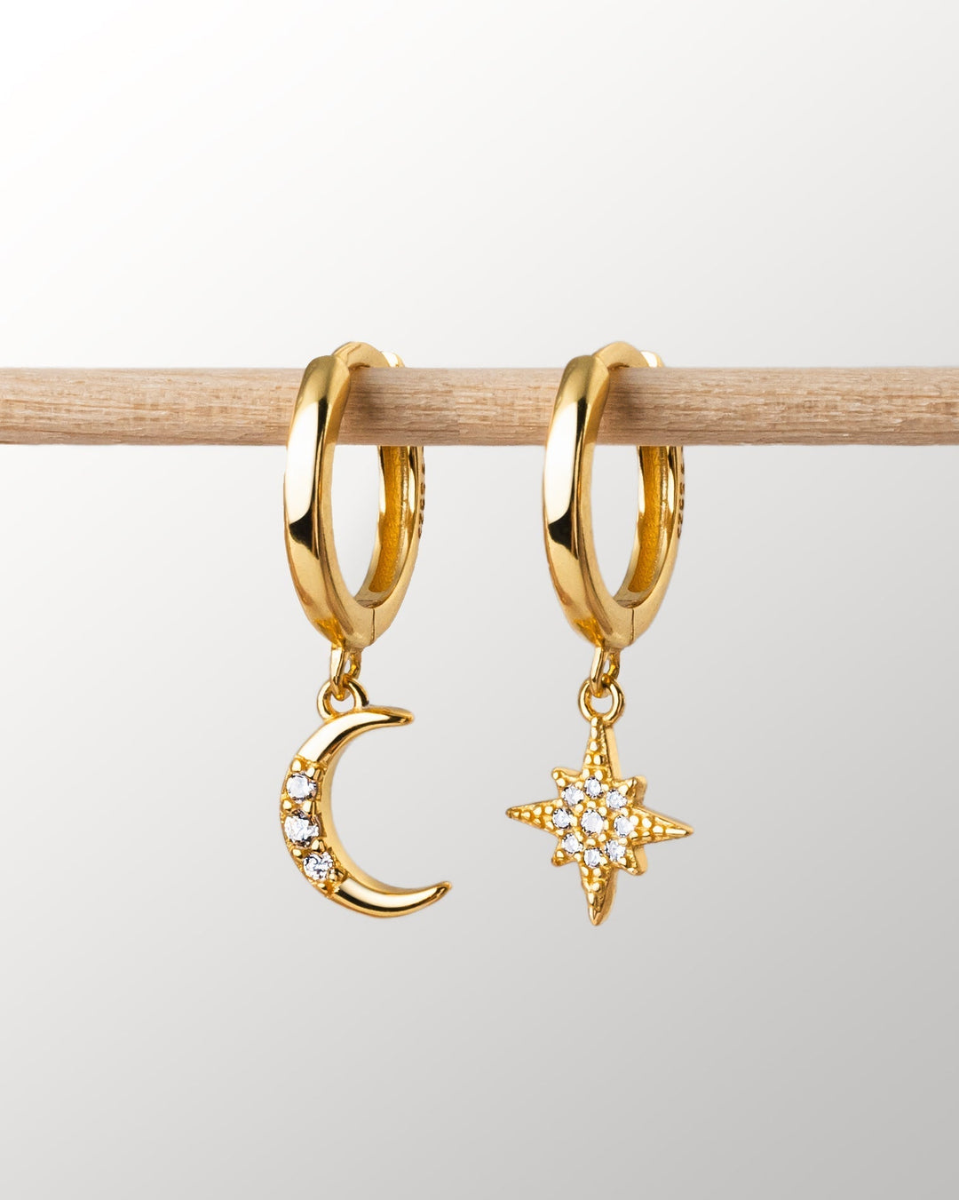 Goldene Creolen mit Mond- und Sternanhänger, Zirkonia, eleganter Schmuck, Damen-Ohrringe.