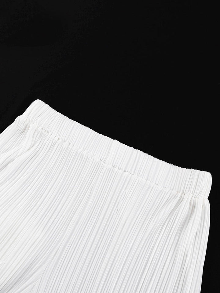 Weiße plissierte Hose, elastischer Bund, Damenmode, elegant, leicht, Sommerkleidung.