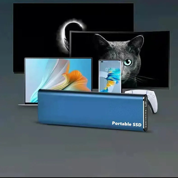 Modrý externí disk před notebookem, telefonem, televizemi a herním ovladačem jako ukázka kompatibilních zařízení. 6