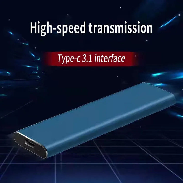 Modrý externí disk na tmavém pozadí se světelnými efekty, zdůrazňuje rychlý přenos dat přes port USB-C. 8