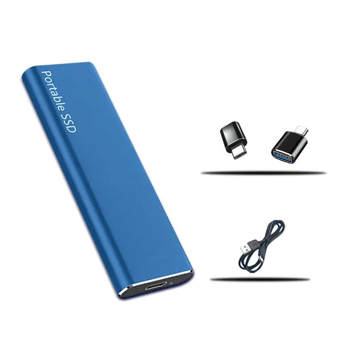 Modrý externí disk s příslušenstvím v balení: dvě malé redukce a datový kabel se zástrčkou USB. 3
