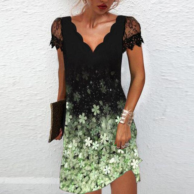 Frau in schwarzem Kleid mit Spitzenärmeln und Blumenmuster, elegantes Sommeroutfit.