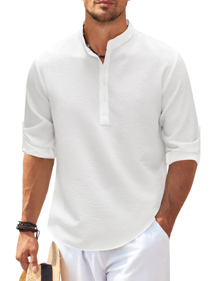 Mann in weißem Leinenhemd mit Stehkragen, lässiger Sommerlook, Mode für Herren.