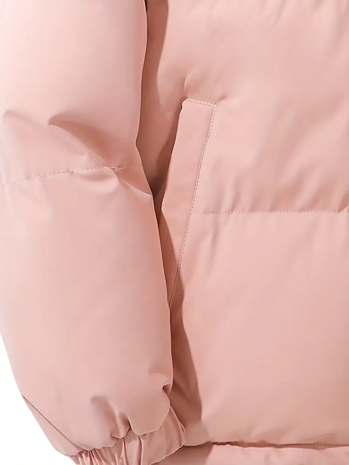 Rosa Daunenjacke mit Kapuze, klassisches Design, warm, Damenmode, Winterbekleidung.