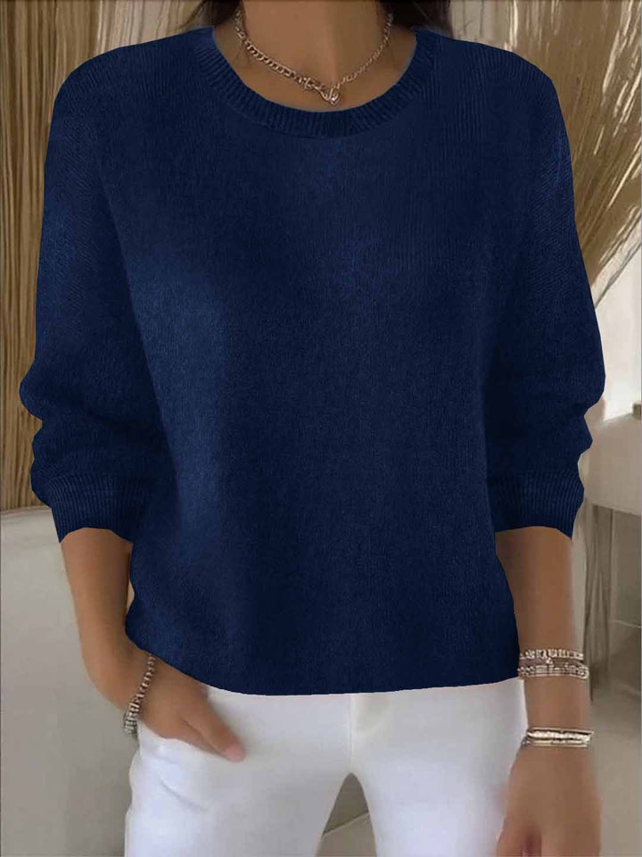 Tmavě modrý pletený svetr s kulatým výstřihem, pohled zepředu na modelce 9