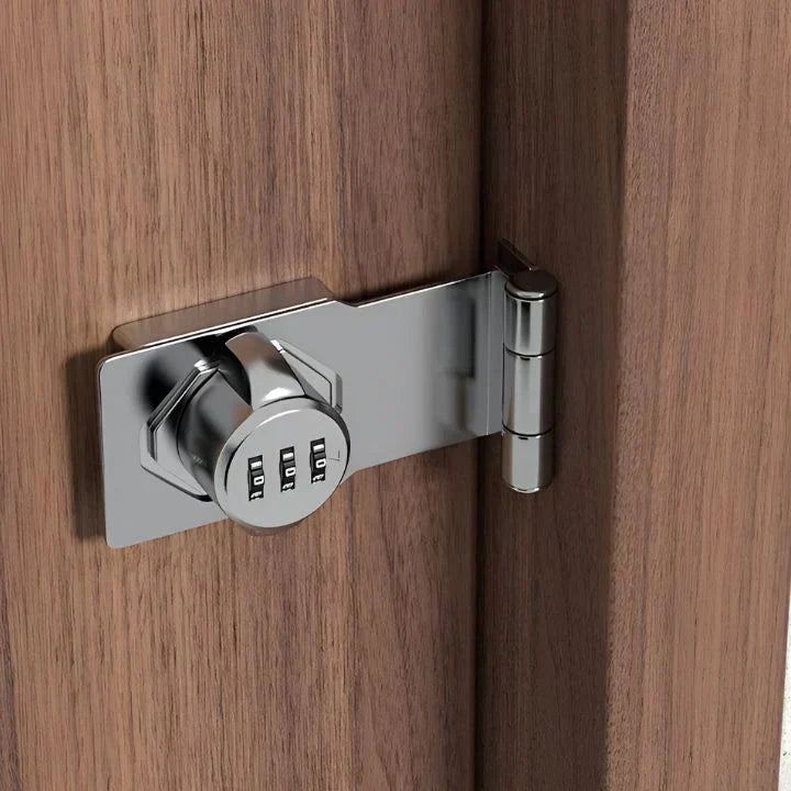 Metallschloss mit Zahlencode an Holztür, Sicherheitsschloss, Türsicherung, modernes Design.