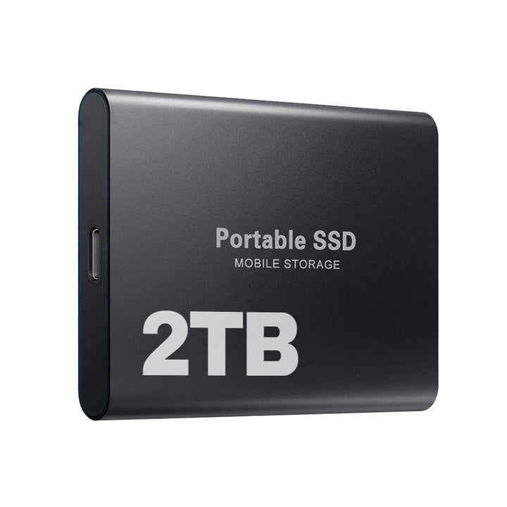 Černý kovový externí disk s portem USB-C na boku, zobrazený šikmo na bílém pozadí 1
