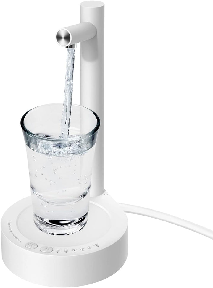 Weißer Wasserfilter mit Glas, modernes Design, Tischgerät, Wasseraufbereitung, Küche.