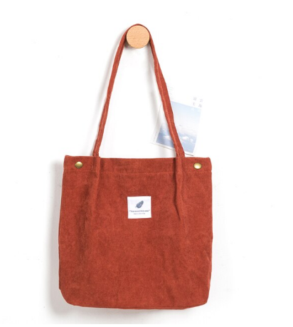 Rote Stofftasche mit langen Henkeln, minimalistisches Design, ideal für den Alltag.