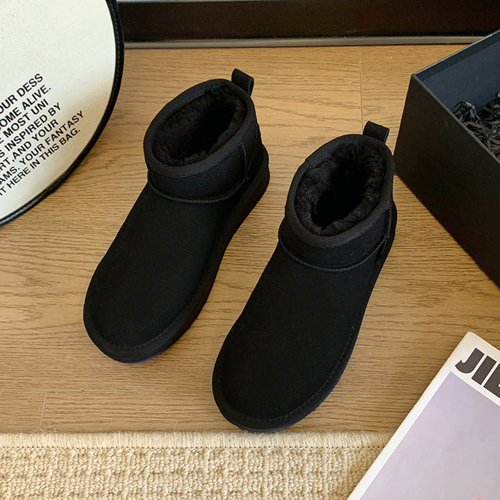 Schwarze Damen-Winterstiefel, warm gefüttert, rutschfeste Sohle, modisch und bequem.