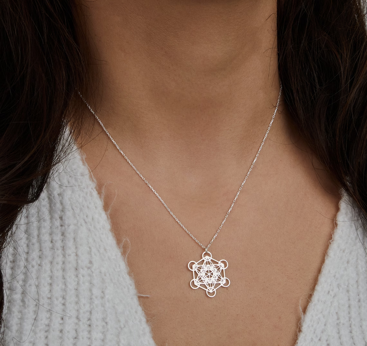 Silberne Halskette mit geometrischem Anhänger, Damenmode, eleganter Schmuck, Nahaufnahme.