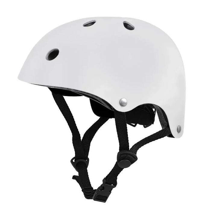 Weißer Fahrradhelm mit Belüftungslöchern, verstellbarem Kinnriemen, Sicherheitsschutz.