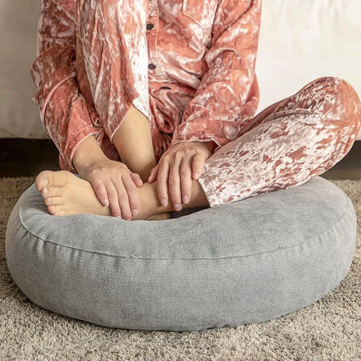 Graues Bodenkissen rund, ideal für Meditation und Yoga, bequemes Sitzpolster.