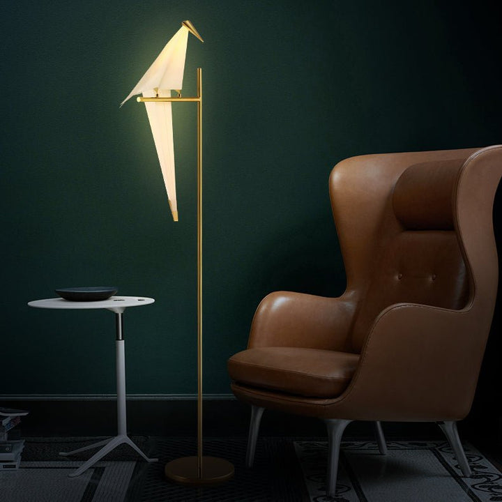 Stehlampe Vogel Design, gold, modernes Wohnzimmer, Lederstuhl, Beistelltisch, stilvolle Beleuchtung